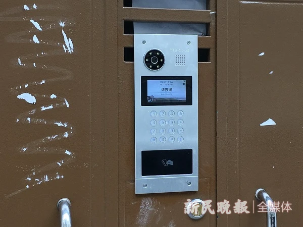 楼道大门上嵌着人脸识别门禁的机器.jpg