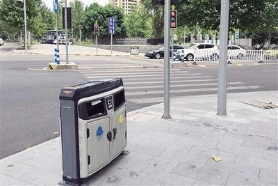 太阳能监控安装图资料下载-重庆太阳能智能垃圾箱亮相：垃圾多了自动报告